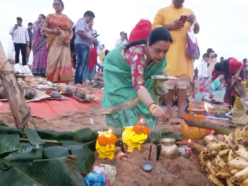 ओडिशा के भुवनेश्वर में छठ पूजा के आखिरी दिन कुआखाई नदी घाट पर भक्तों की भीड़।