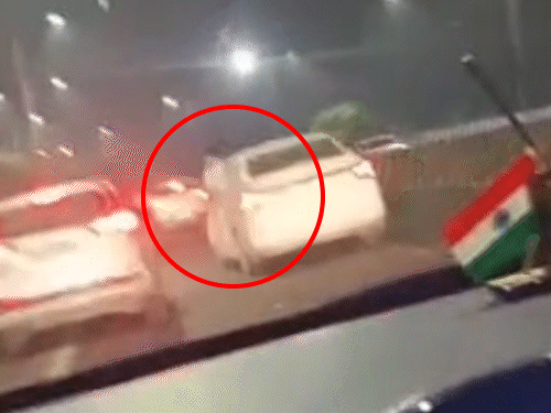 लखनऊ के शहीद पथ पर पुरानी रंजिश में बदमाशों ने युवक पर चलती कार से फायरिंग कर दी।