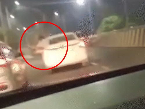 चलती कार से फायरिंग करते युवक वीडियो में कैद हो गया।