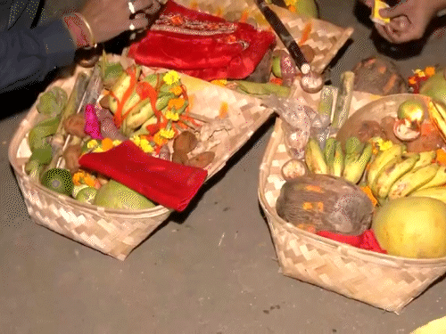 बिहार के भागलपुर में छठ पर्व के मौके पर सूप में रखे फल।