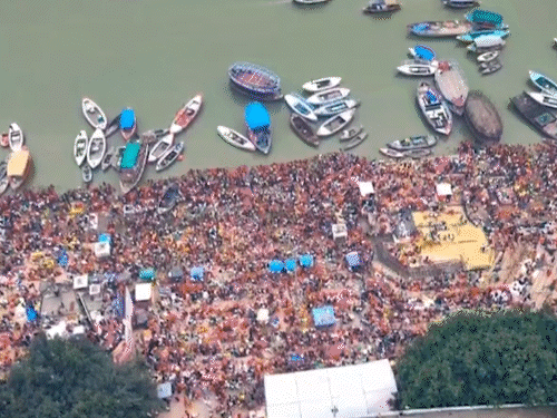 বারাণসী, ইউপিতে গঙ্গার 84টি ঘাটে লক্ষাধিক মানুষ পুজো করেছেন।