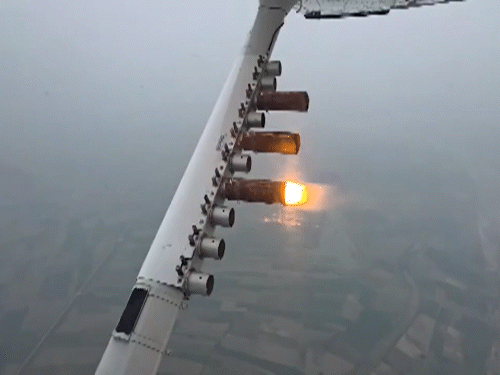 क्लाउड सीडिंग खेकड़ा, बुराड़ी, मयूर विहार और कई अन्य इलाकों में की गई है।