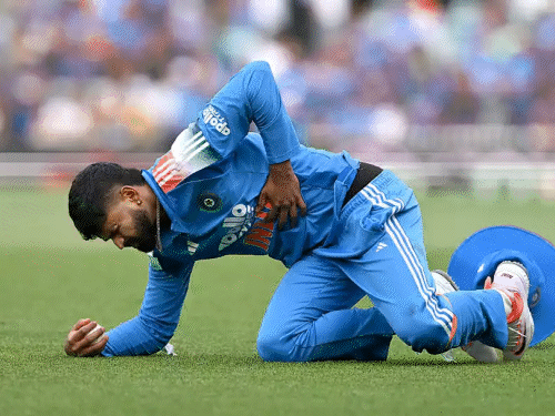 श्रेयस अय्यर को 25 अक्टूबर को ऑस्ट्रेलिया के साथ हुए तीसरे वनडे में चोट लगी थी। - Dainik Bhaskar
