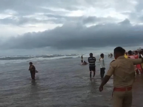 ओडिशा में लोगों को समुद्र में नहाने से रोका जा रहा है और तटों से दूर रहने की सलाह दी जा रही है।
