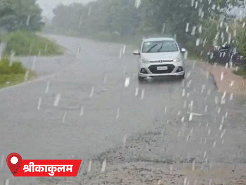 आंध्र प्रदेश: मोन्था तूफान के असर से श्रीकाकुलम में भारी बारिश हो रही है।