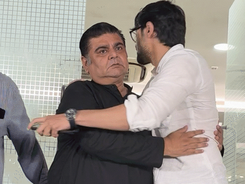 अभिनेता देवेन भोजनी और भुवन बाम भी श्रद्धांजलि देने के लिए प्रार्थना सभा में शामिल हुए।