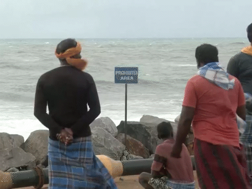 समुद्र में हलचल बढ़ने से ओडिशा के गोपालपुर बंदरगाह पर लोगों की आवाजाही रोक दी गई है।