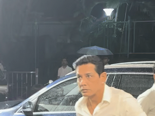 एक्टर अनूप सोनी भी श्रद्धांजलि देने के लिए प्रार्थना सभा में शामिल हुए।