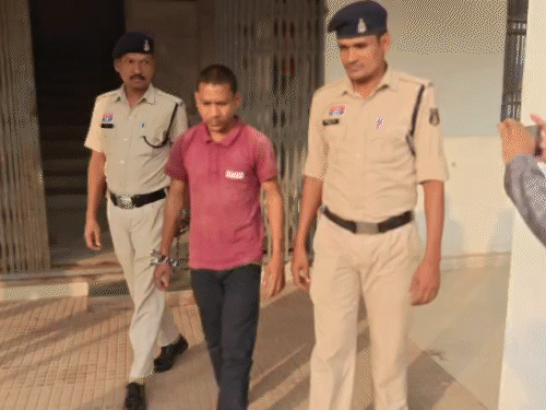 पुलिस की गिरफ्त में है आरोपी।