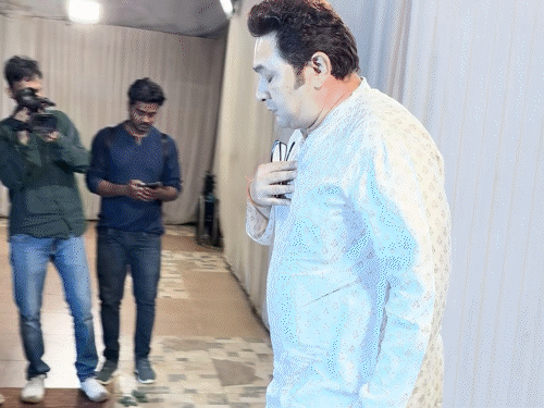 टीवी शो साराभाई वर्सेस साराभाई में सतीश शाह के ऑनस्क्रीन बेटे राजेश कुमार श्रद्धांजलि देने के लिए प्रार्थना सभा में शामिल हुए।