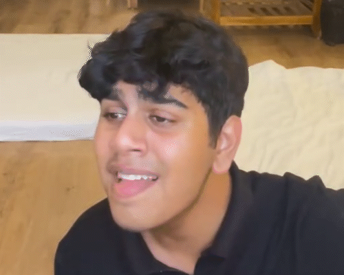 अपने घर में गाने का रियाज करते अभिजीत शर्मा।