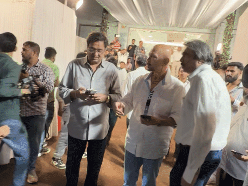 निर्माता-निर्देशक राकेश रोशन श्रद्धांजलि देने के लिए प्रार्थना सभा में शामिल हुए।