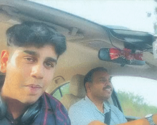 अपने पिता राजीव शर्मा के साथ गाड़ी में गाना गुनगुनाते अभिजीत शर्मा।