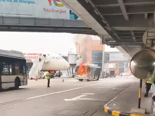 टर्मिनल-3 पर बस में आग लगने का वीडियो सोशल मीडिया पर वायरल है। इसमें बस पूरी तरह आग की लपटों में घिरी दिखाई दे रही है।