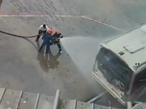 फायर ब्रिगेड की टीम ने मौके पर पहुंचकर आग पर काबू पा लिया है।