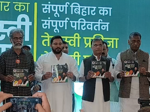 Tejashwi Yadav; Bihar Mahagathbandhan Manifesto LIVE Update - RJD Congress | Election 2025 | महागठबंधन का हर घर में एक सरकारी नौकरी का वादा: तेजस्वी ने घोषणापत्र जारी किया; 35 लाख ...