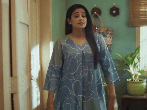 प्रियामणि ने 'द फैमिली मैन' में श्रीकांत तिवारी की पत्नी सुचित्रा तिवारी (जिसे अक्सर 'सुचि' कहा जाता है) का किरदार निभाया है।