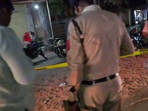 कांग्रेस के जनपद उपाध्यक्ष नीतेश सिंह के रिश्तेदार और कर्मचारी को गोली लगी। पुलिस मौके पर पहुंची।