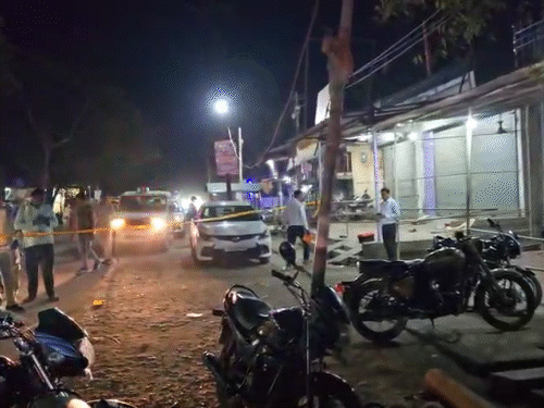 मस्तूरी पुलिस अलर्ट मोड पर है। शूटर को पकड़ने के लिए नाकेबंदी की गई है।