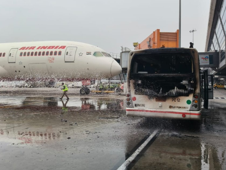 बस के पास में ही एअर इंडिया का विमान खड़ा था। हालांकि विमान को कोई नुकसान नहीं पहुंचा।