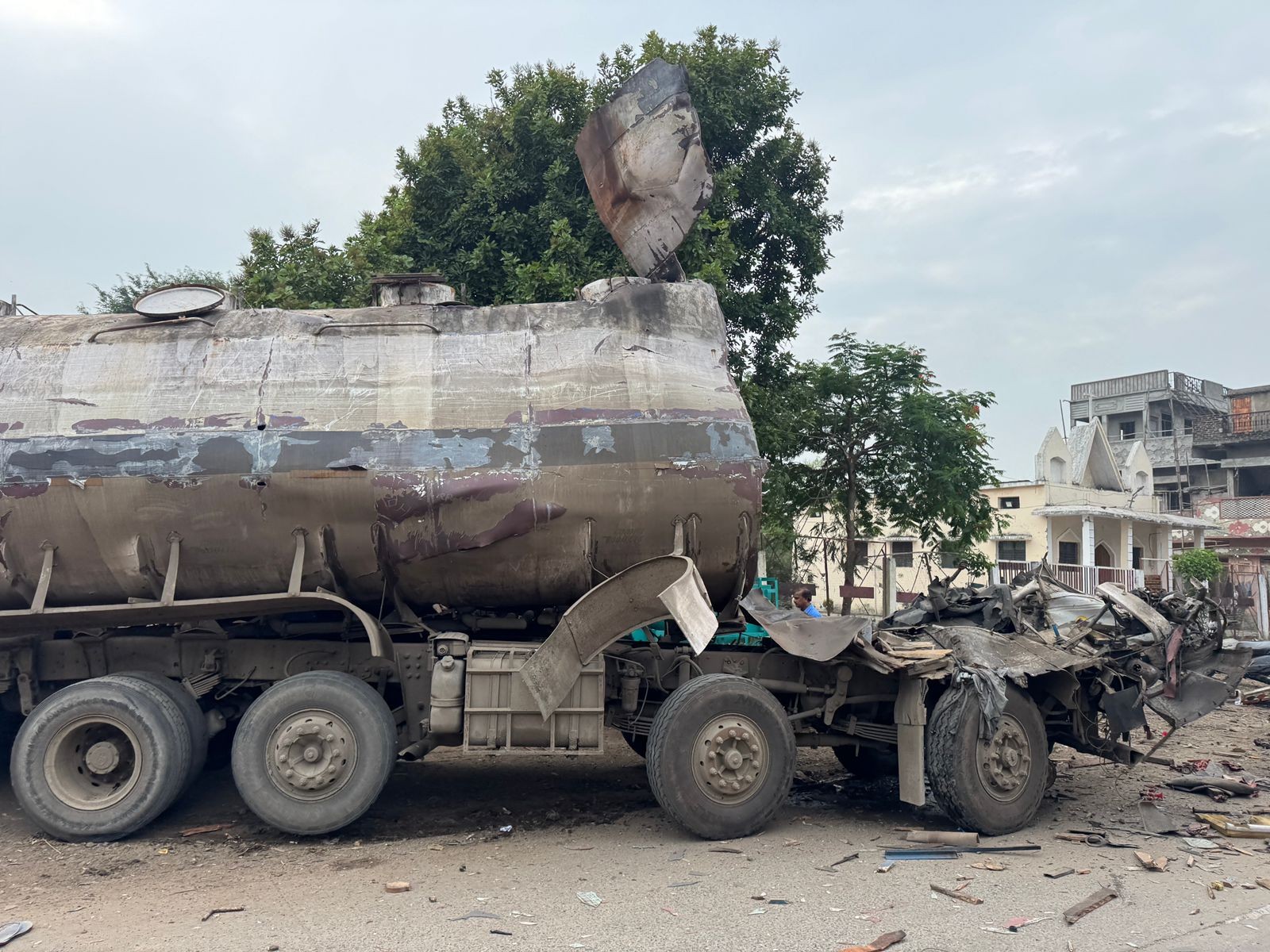 Empty gas tanker explodes in Itarsi, 8 injured Blast in battery cabin ...