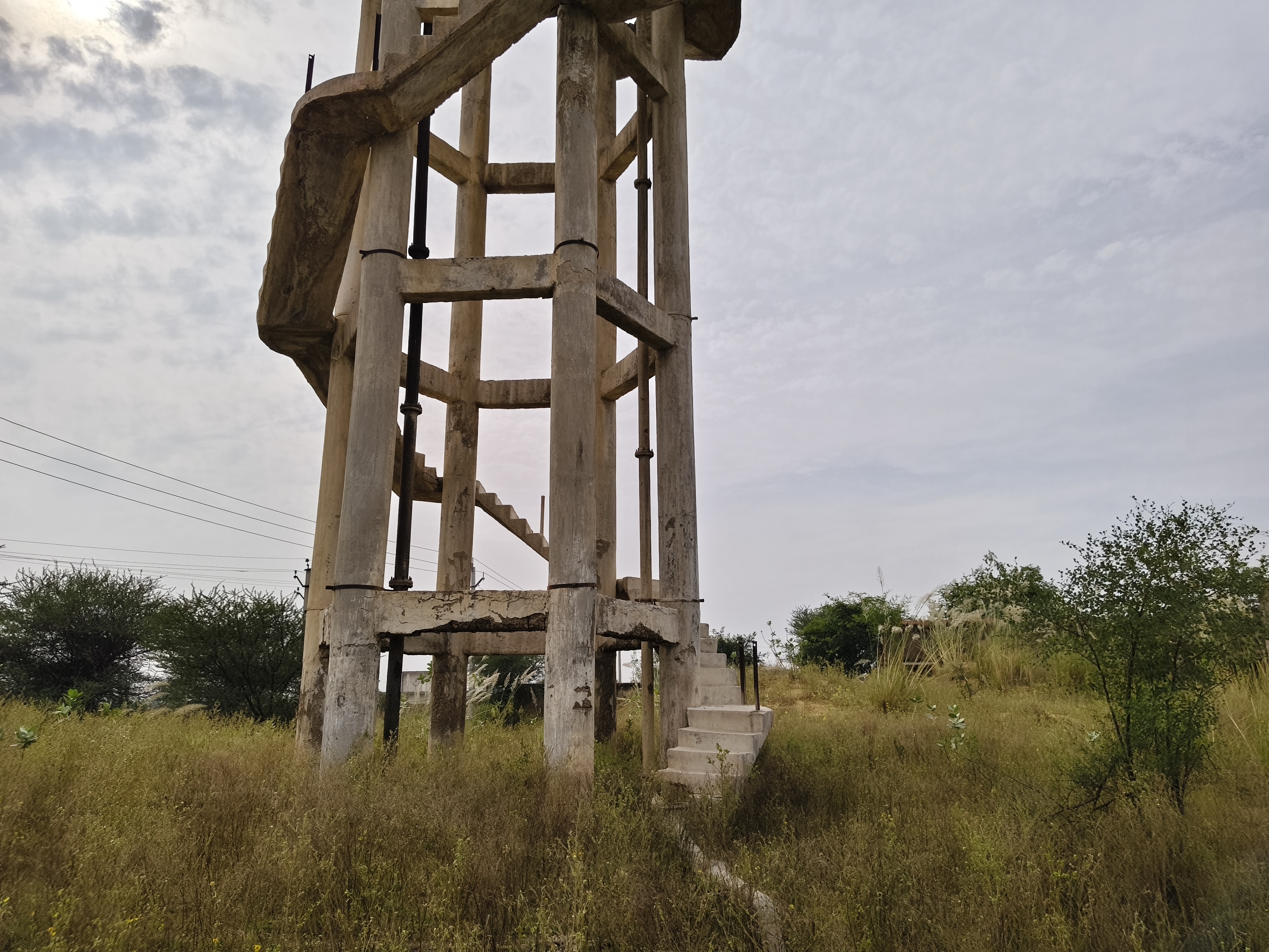 टंकी की दीवारों में जगह-जगह दरारें पड़ गई हैं,लोहे की सरियों पर जंग लग चुका है।