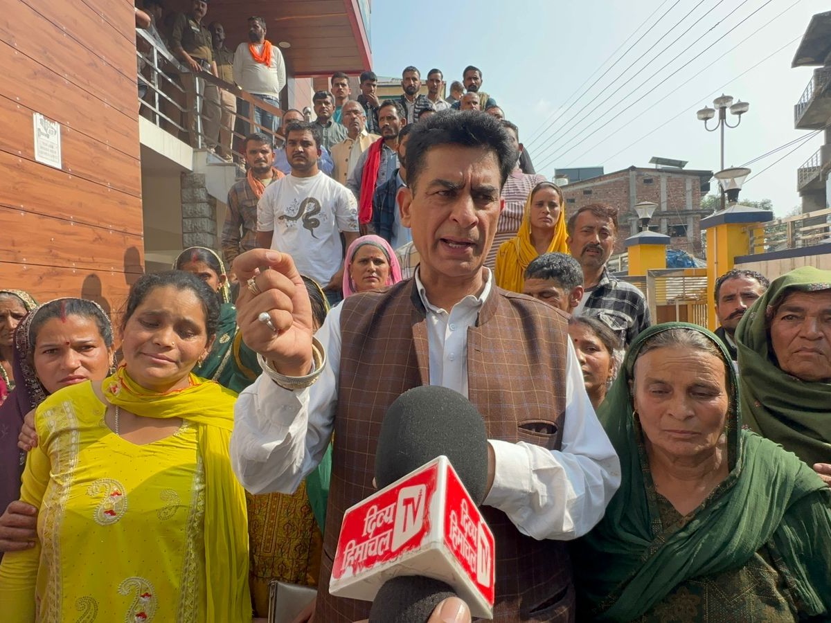 पूर्व विधायक नालागढ़ लखबिन्द्र सिंह मामले की जानकारी देते हुए।