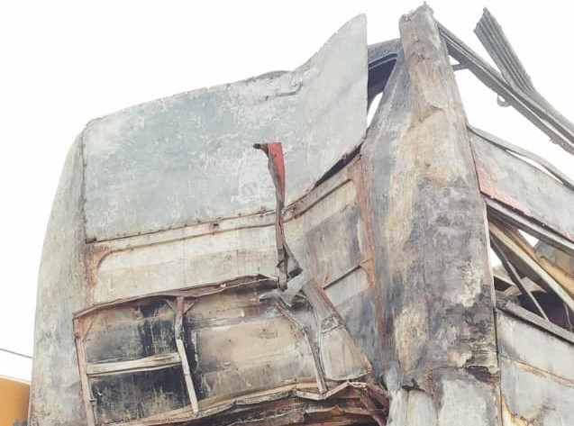 हादसे के बाद लोगों ने पीछे का कांच तोड़ने की कोशिश की, लेकिन नहीं तोड़ पाए।