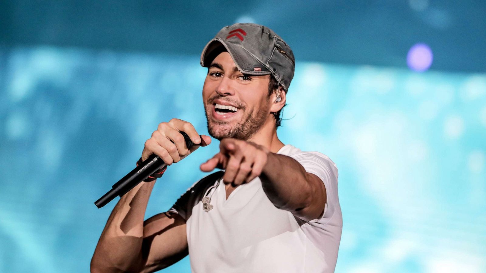 एनरिक का पूरा नाम एनरिक मिगुएल इग्लेसियस प्रीस्लेर (Enrique Miguel Iglesias Preysler) है।