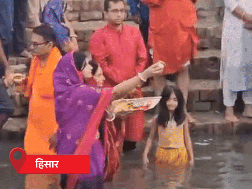 हिसार में SP शशांक कुमार परिवार के साथ छठ पूजा के लिए पहुंचे। यमुनानगर में यमुना नदी के घाट पर काफी संख्या में व्रती महिलाएं सूर्य को अर्घ्य देने पहुंचीं। - Dainik Bhaskar