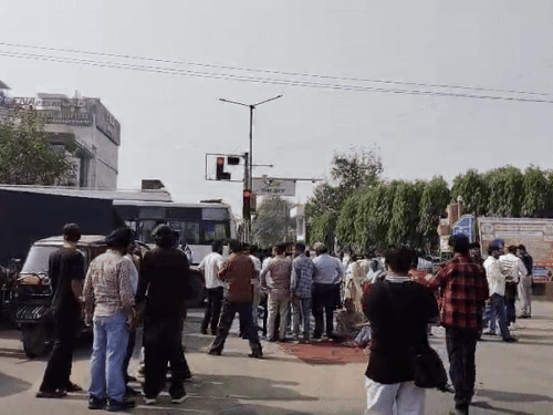 जालंधर के प्रमुख चौक को किया जाम:  बेअदबी से जुड़ा मामला; कई चौराहों-मोहल्लों में भारी ट्रैफिक, वाहन चालकों से प्रदर्शनकारियों की बहस – Jalandhar News