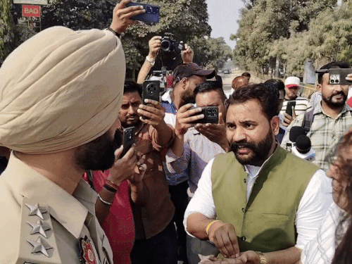 पुलिस के साथ बहस करते हुए प्रदर्शनकारी।