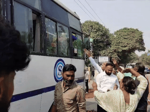 प्रदर्शनकारी बस चालक से बहस करते हुए और उसे अपनी बस पीछे करने को कहते हुए। - Dainik Bhaskar