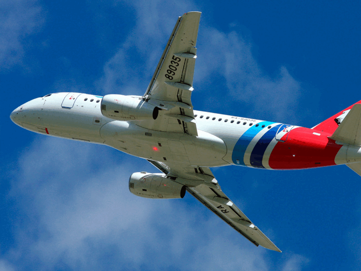 SJ-100 एयरक्राफ्ट के लिए भारत और रूस की कंपनियों ने समझौते पर दस्तखत किए हैं। - Dainik Bhaskar