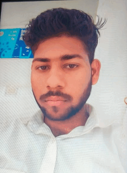 संविदा कर्मी प्रमोद कुमार गौतम का शव गांव के बाहर खून से लथपथ मिला था। उसकी बाइक गायब थी।
