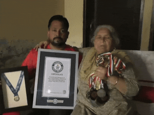 अपनी मां नरिंदर कौर के साथ अमरीक सिंह।