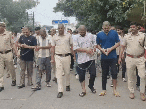 बाजार में बदमाशों की परेड निकालती पुलिस।