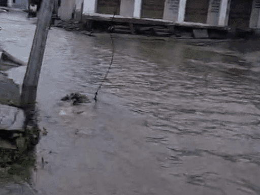 उदयपुर में दो दिन तेज बारिश का अलर्ट है। सोमवार से जिले के कई क्षेत्रों में बरसात हो रही है। मंगलवार सुबह भी जिले के रुंडेडा गांव में तेज बारिश के सड़कें लबालब हो गईं।