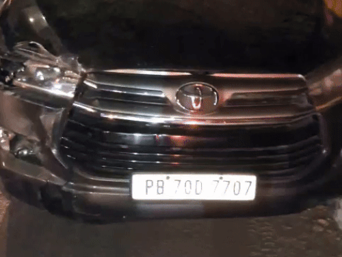 टक्कर लगने के बाद इनोवा से जा टकराया आटो।