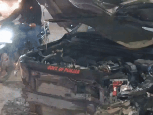 थार की टक्कर के बाद क्षतिग्रस्त हुई कार।