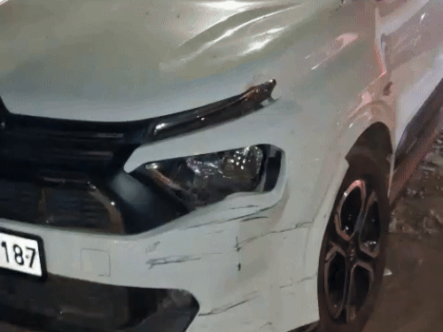 आखिर में सडक किनारे खड़ी गाडी को मारी टक्कर।