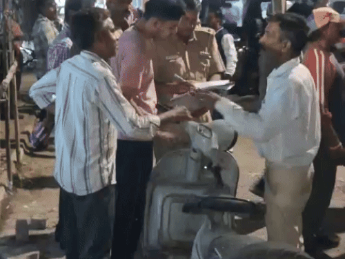 मौके पर पहुंची पुलिस जांच करती हुई।