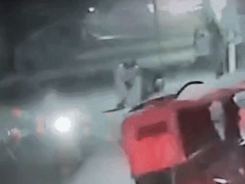 आरोपी युवक ने लड़के के चेहरे पर मुक्का मारा, जिससे वह जमीन पर जा गिरा।