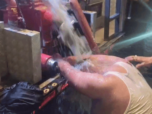 आग में झुलसे फायरकर्मी को पानी डालकर राहत दी गई।