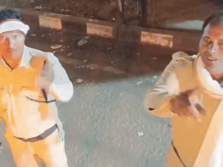 खाकी वर्दी में ट्रकों को अलग लेन में ले जाने के लिए सिवनी के खवासा बॉर्डर पर कर्मचारी ड्राइवरों से कहते हैं तो आए दिन विवाद होते हैँ।