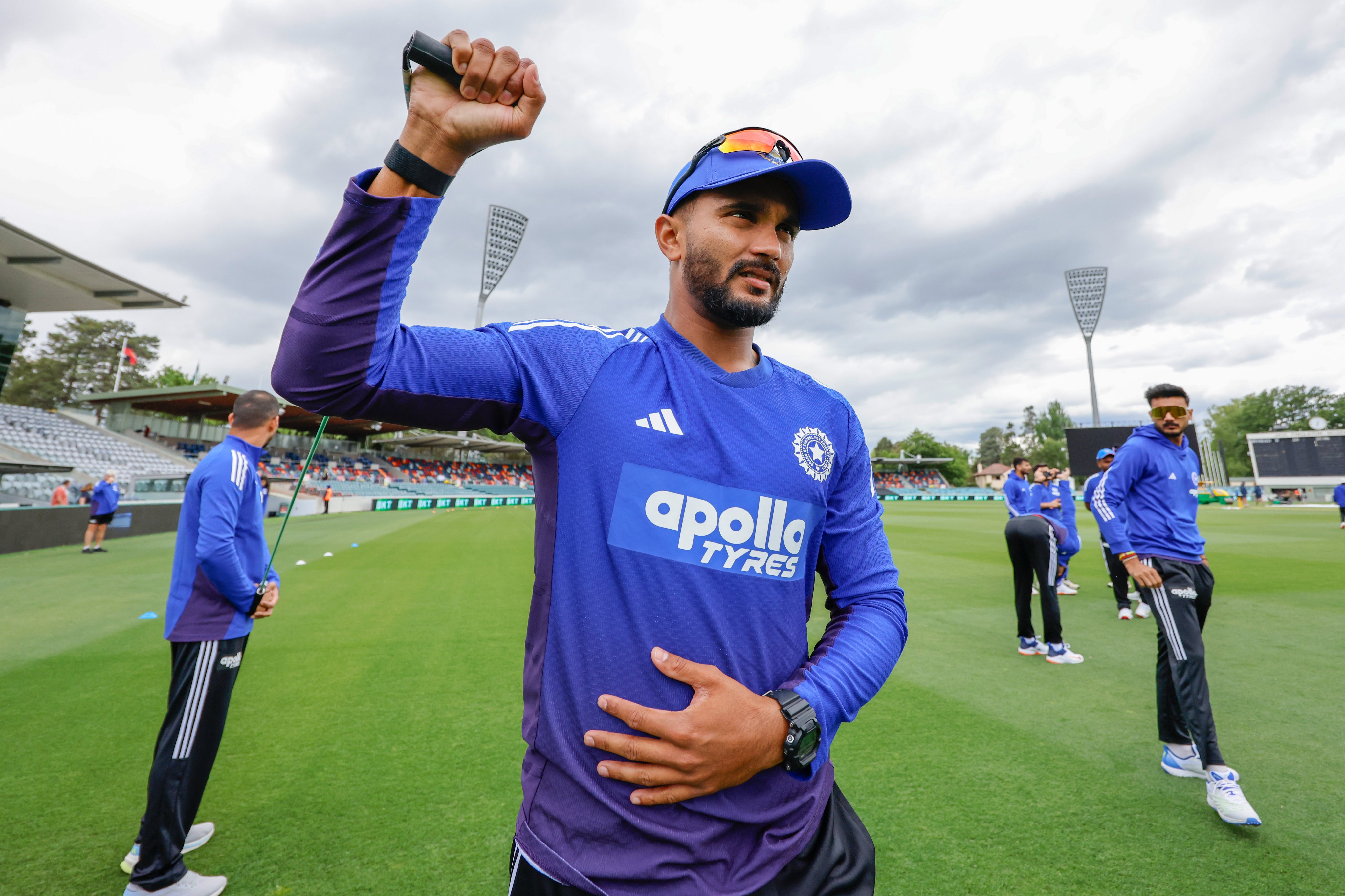 પ્રેક્ટિસ સેશન પહેલા વોર્મઅપ કરતા નીતિશ કુમાર રેડ્ડી.