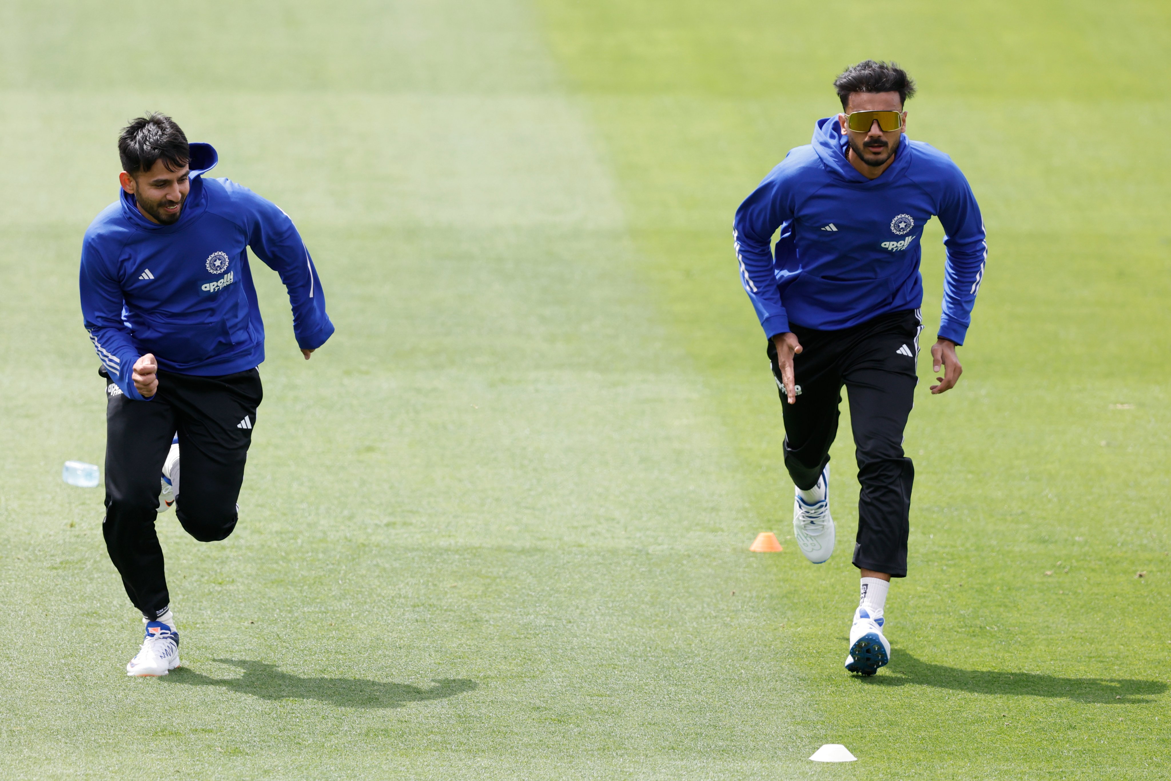 ફિલ્ડિંગની ડ્રીલ દરમિયાન અક્ષર પટેલ અને જીતેશ શર્મા.