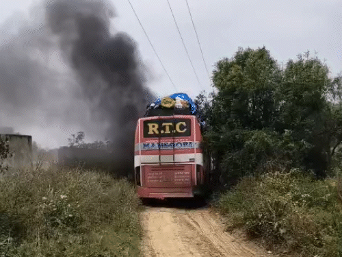 ग्रामीणों ने बताया कि पहले भी कई बार प्रशासन को इन हाईटेंशन लाइन को हटाने के लिए कहा था, लेकिन किसी ने ध्यान नहीं दिया।
