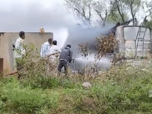 ग्रामीणों ने बताया कि बस में लगी आग को बुझाने के लिए आसपास के कई इलाकों से फायर ब्रिगेड की गाड़ियों को बुलाया गया था।