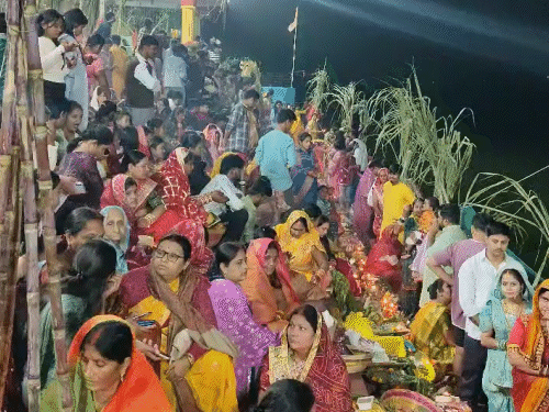 भोपाल के घाटों पर सुबह से ही श्रध्दालु जुटने लगे।